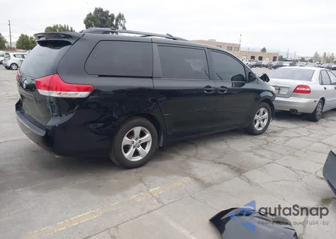 2013 Toyota Sienna Le V6 8 Passenger z USA, uszkodzony, nr VIN 5TDKK3DC6DS303392